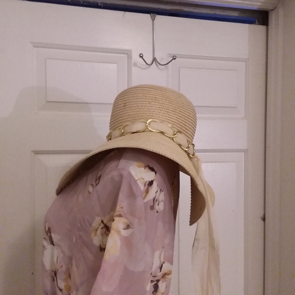Beautiful floppy Hat - Picture 2 of 8